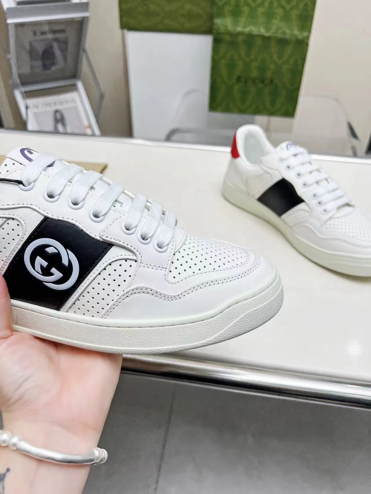 P620 💞💞Gucci G Home’s latest popular sports shoes, couple’s style, casual, retro white shoes 🌸🌸🌸 New popular series. The exquisite and compact interlocking double G logo romantically interprets the aesthetic concept of this series. Made of off-white leather, retro inspiration is cleverly blended into the sneaker design to reinterpret the brand logo. Exquisitely packaged at the delivery counter 🛍📦 ▪️Fabric: Original custom-made imported first-layer cowhide leather ▪️Lining: Original custom-made imported cowhide lining ▪️Outsole: Original molded two-color TPU outsole ▪️Size: Women's 35-40 / Men's 39-45